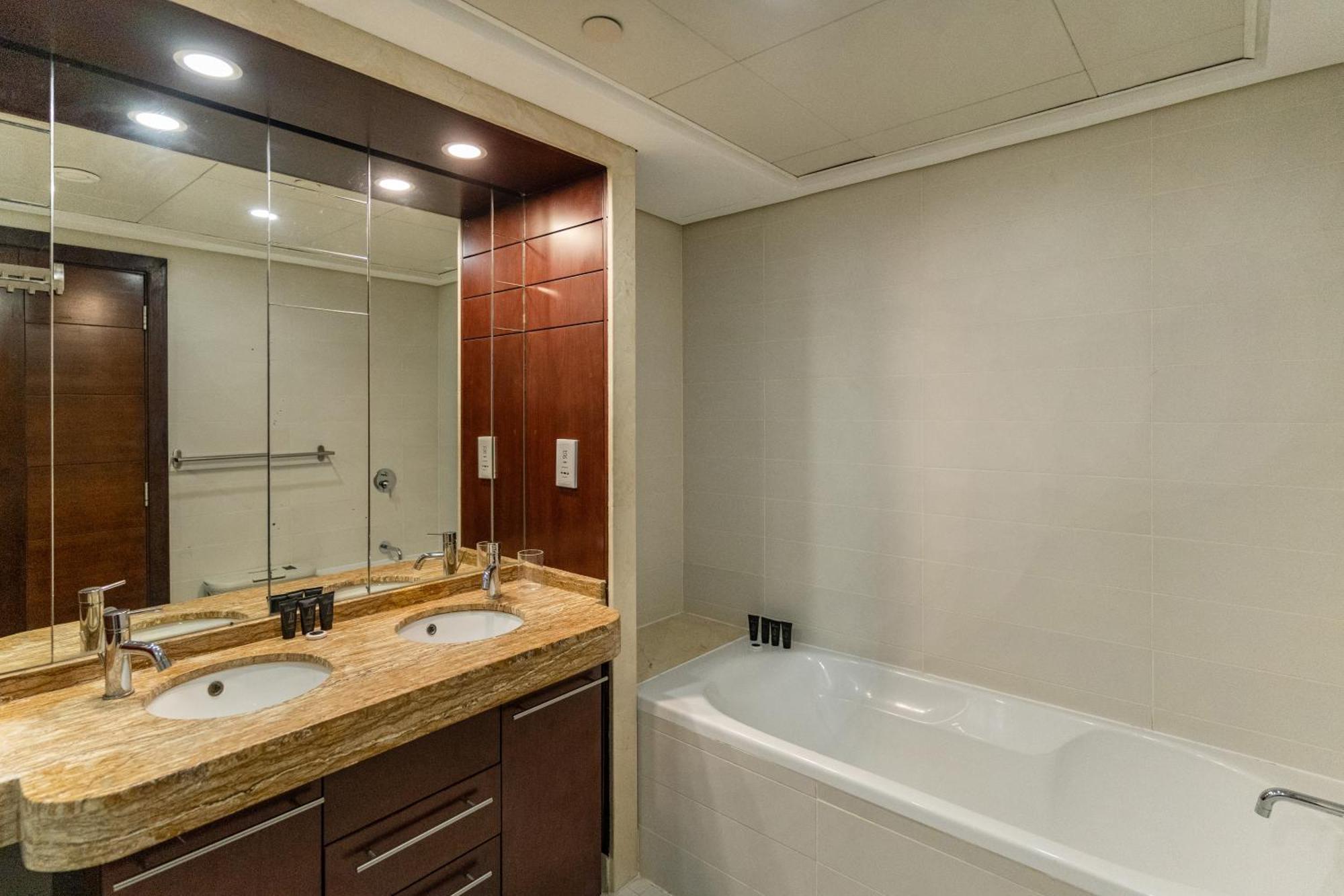 Chic 2Br Apartment, Prime Location Near Dubai Mall - Allsopp&Allsopp Exteriör bild