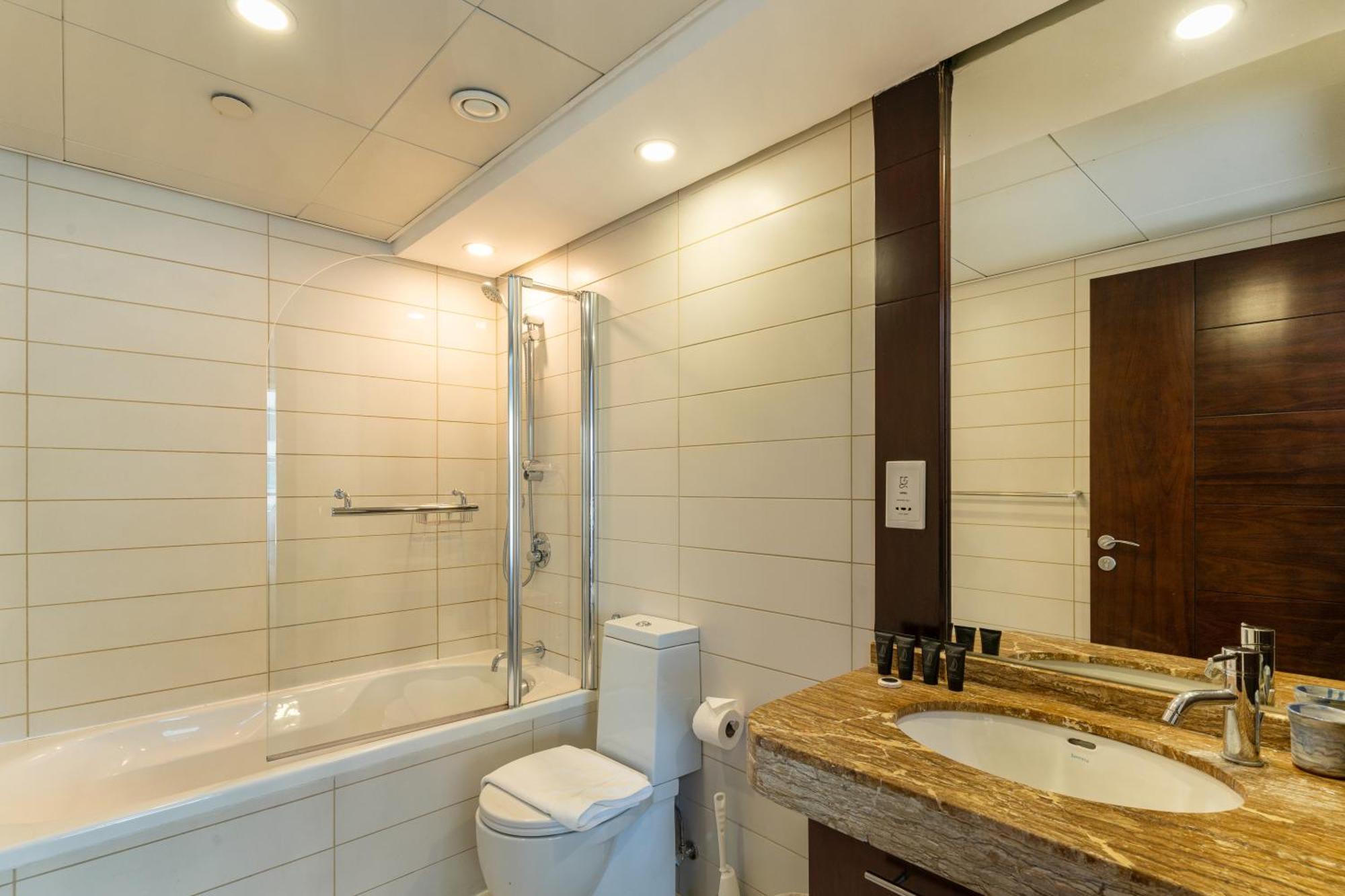Chic 2Br Apartment, Prime Location Near Dubai Mall - Allsopp&Allsopp Exteriör bild
